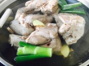 放入葱段和姜片。
