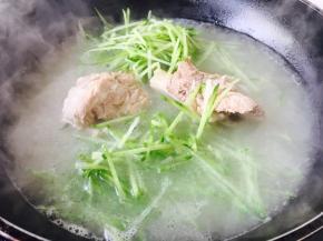 放入切好的青萝卜丝。