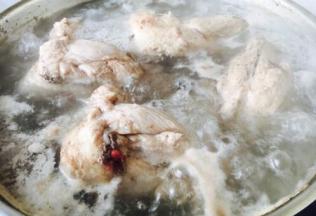 大火煮开，煮约5分钟左右，然后撇去浮末。