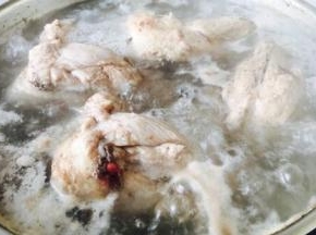 大火煮开，煮约5分钟左右，然后撇去浮末。