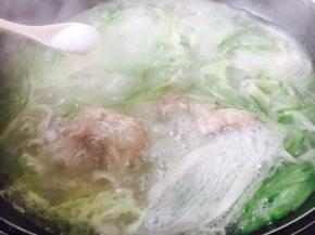 放入适量的盐调味。