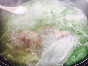 放入适量的盐调味。