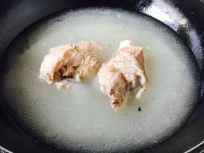 另外起一口锅，锅里盛入棒骨和棒骨汤，大火煮开。