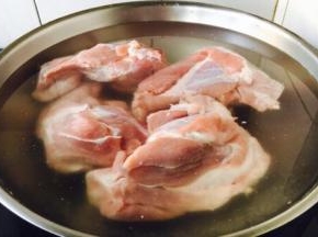 用适量的清水浸泡棒骨，浸泡了一个小时后，血水基本泡了出来，水变得浑浊，然后用清水反复清洗几遍。 将洗干净的棒骨放在锅里，倒入凉水，水量没过棒骨。 最好使用冷水。因为一般的骨头上总带有一点肉，如果一开始就往锅里倒热水或开水，肉的表面突然受到高温，肉的外层蛋白质就会马上凝固，使得里层的蛋白质不能充分地溶解到汤里，只有一次加足冷水，并慢慢地加温，蛋白质才能够充分溶解到汤里，汤的味道才更鲜美。