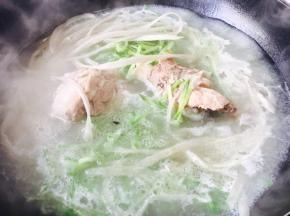 放入粉条。 我选用的是宽粉条，同时提前用水把粉条泡软了，与萝卜同时下的锅。 亲们要依据粉条的粗细来判断放粉条的时间。
