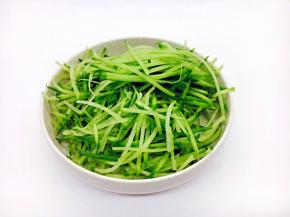 把青萝卜切成丝备用。