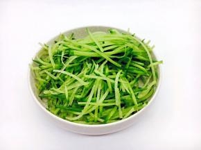 把青萝卜切成丝备用。