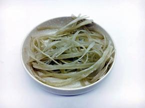 把粉条提前用水泡软备用。