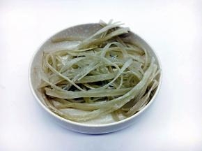 把粉条提前用水泡软备用。