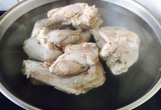 倒入适量的提前准备好的开水，水量没过食材。