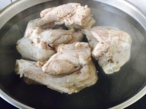倒入适量的提前准备好的开水，水量没过食材。