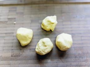 再将面团分成等份的小面团。