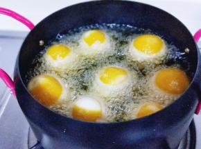 油温6-7成时，放入芝士南瓜球，炸至金黄捞出即可。