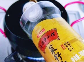 炸锅中加入食用油。
