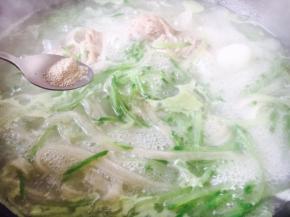 放入少许的白胡椒粉提鲜。