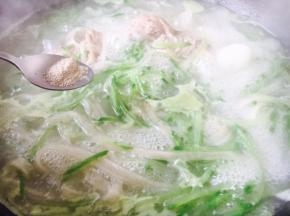 放入少许的白胡椒粉提鲜。