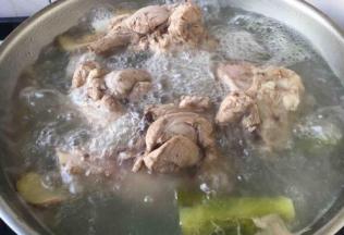 放入10g左右的白米醋 在水烧开后可适量加醋，因为醋能使骨头里的磷、钙溶解到汤内。开盖儿大火煮10分钟左右，汤色变白，此时转小火，盖上锅盖儿，煮约40分钟左右。 我家常常是在第一次煮好棒骨汤后，先把肉肉吃了，然后把棒骨清洗一下，放入凉水可继续煮1～2个小时，一锅肥美味鲜的浓汤就熬好了。 您可以直接将上图的汤煮1～2个小时，汤的味道会更鲜美，肉肉会脱骨，但是肉肉口感有些发柴。