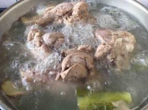 放入10g左右的白米醋 在水烧开后可适量加醋，因为醋能使骨头里的磷、钙溶解到汤内。开盖儿大火煮10分钟左右，汤色变白，此时转小火，盖上锅盖儿，煮约40分钟左右。 我家常常是在第一次煮好棒骨汤后，先把肉肉吃了，然后把棒骨清洗一下，放入凉水可继续煮1～2个小时，一锅肥美味鲜的浓汤就熬好了。 您可以直接将上图的汤煮1～2个小时，汤的味道会更鲜美，肉肉会脱骨，但是肉肉口感有些发柴。