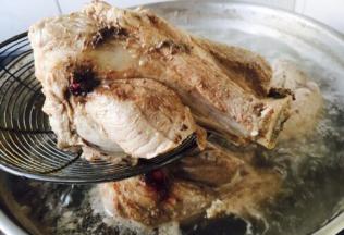 然后捞出棒骨。