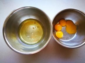 四个鸡蛋的蛋清和蛋黄分开放置。