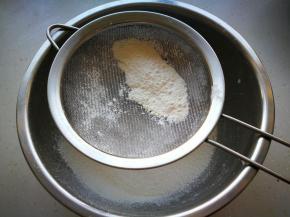 蛋黄中加入牛奶和玉米油搅拌均匀，筛入低筋面粉。