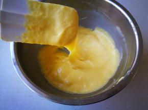 用橡皮刮刀切拌均匀。