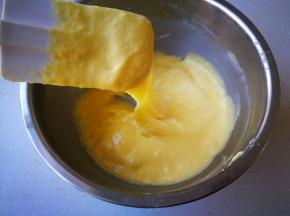 用橡皮刮刀切拌均匀。