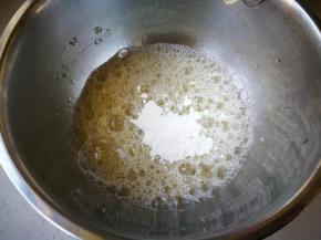 蛋清中加入几滴柠檬汁，用打蛋器打至出现鱼眼泡的时候，放入1/3细砂糖。