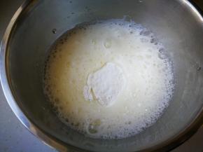 打至出现细密泡沫的时候，加入1/3细砂糖。