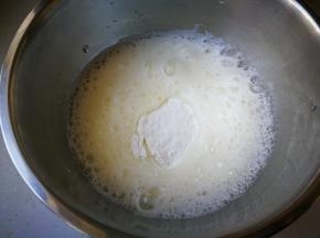 打至出现细密泡沫的时候，加入1/3细砂糖。