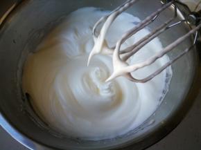 打至出现有纹路的时候，再加入剩余的1/3细砂糖，继续打至湿性发泡状态，提起打蛋器，能拉出一个小尖钩。