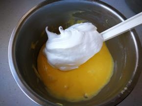 取1/3蛋白霜加入到蛋黄糊中，翻拌均匀。