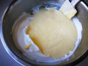 将拌好的面糊倒入到剩余的蛋白霜中，继续翻拌均匀。