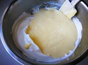 将拌好的面糊倒入到剩余的蛋白霜中，继续翻拌均匀。