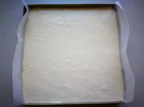 相拌好的面糊倒入到烤盘中。