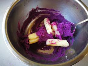 蒸熟的紫薯和山药趁热压成泥。