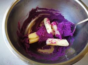 蒸熟的紫薯和山药趁热压成泥。