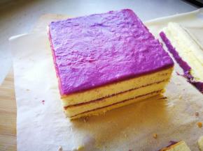 将蛋糕片均分成四份，取其中的三份摞在一起，交接面抹一层紫薯山药泥。