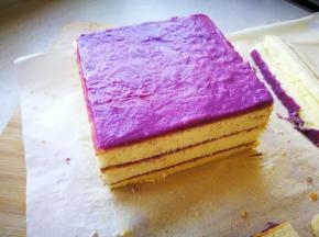 将蛋糕片均分成四份，取其中的三份摞在一起，交接面抹一层紫薯山药泥。
