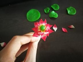 提前用翻糖捏出一朵荷花。这是用来给蛋糕做装饰用的。