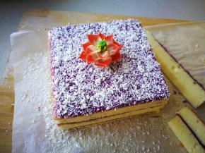 表面撒适量的椰蓉，装入做好的荷花，切去四周的边。