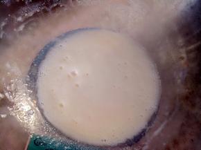 油和奶放入干净的碗里搅拌至乳化。