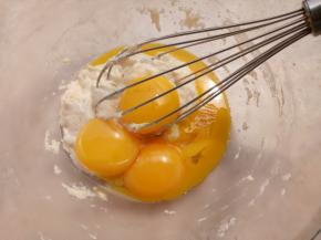 加入蛋黄拌匀，后蛋法，口感比较细腻。
