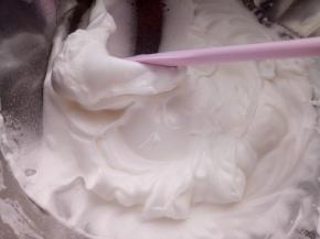 蛋清分三次加糖打到尖角，这时烤箱上下管160度预热。