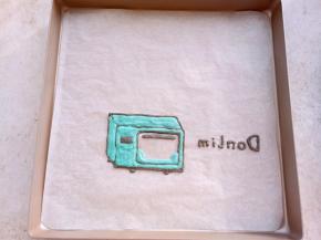 按照图片把带颜色的糊挤在油纸上面，挤好后放到预热好的烤箱里烤1分钟。趁这个时间把原色的蛋黄糊与蛋白糊翻拌均匀。烤盘从烤箱取出后把原色的蛋糕糊倒入烤盘里平铺均匀，震几下烤盘。