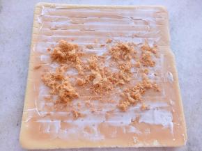 烤好后取出蛋糕卷放至温热抹上沙拉酱撒上肉松卷起来就做好了。