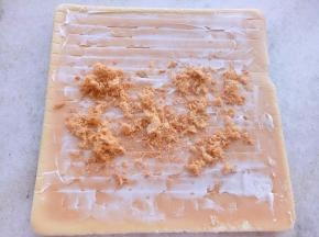 烤好后取出蛋糕卷放至温热抹上沙拉酱撒上肉松卷起来就做好了。