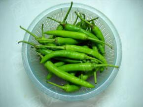 准备好杭椒，洗净、沥干水分备用。