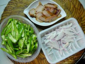 杭椒洗净切滚刀块，烤肉切薄片，洋葱洗净切丝备用。