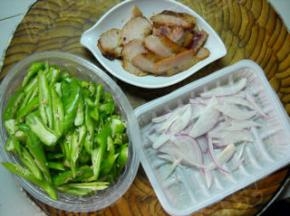 杭椒洗净切滚刀块，烤肉切薄片，洋葱洗净切丝备用。